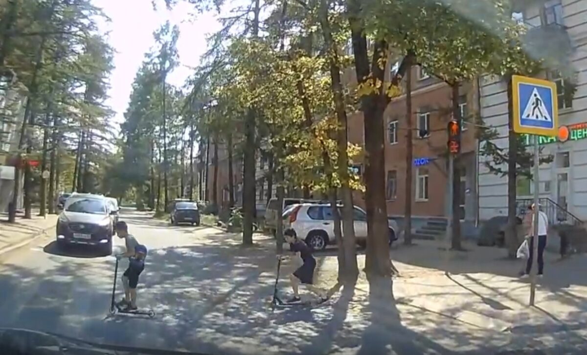 В Твери дети на самокатах развлекались, бросаясь под машины