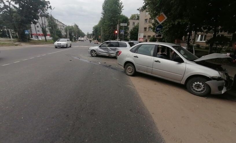 Выезд на "встречку" в Тверской области привёл к тройному ДТП Выезд на "встречку" в Тверской области привёл к тройному ДТП