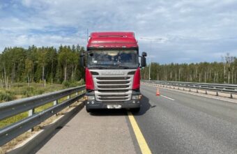 В Тверской области водитель фуры сбил мужчину, который менял колесо