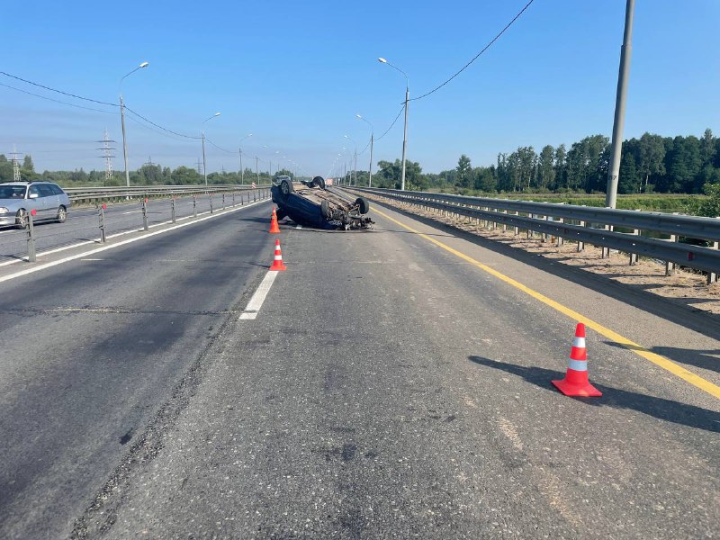 ВАЗ налетел на ограждение и перевернулся на трассе М-10 в Тверской области