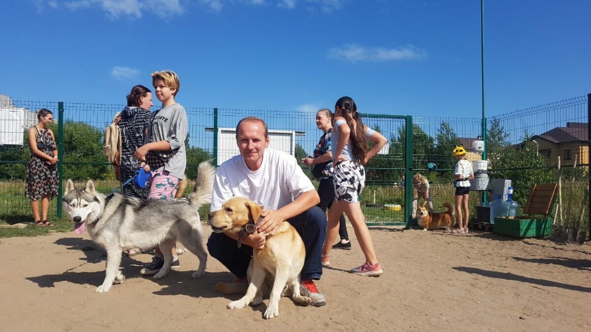 В Твери прошло открытие первой муниципальной площадки для выгула собак