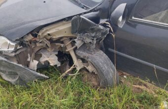 Между деревнями в Тверской области разбились две иномарки