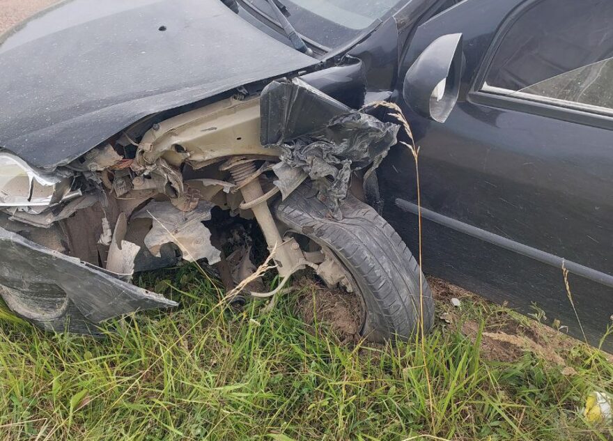 Между деревнями в Тверской области разбились две иномарки