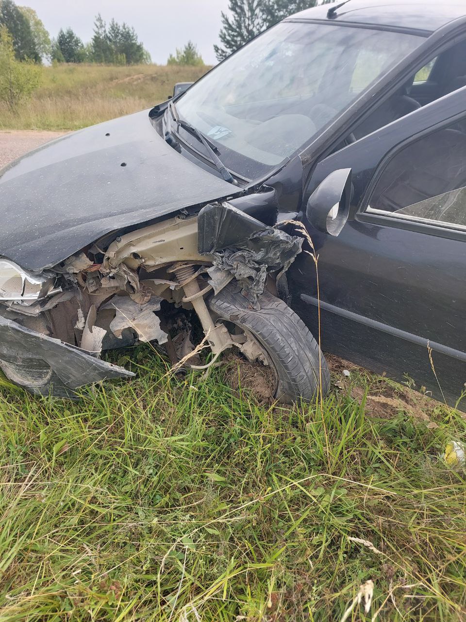 Между деревнями в Тверской области разбились две иномарки