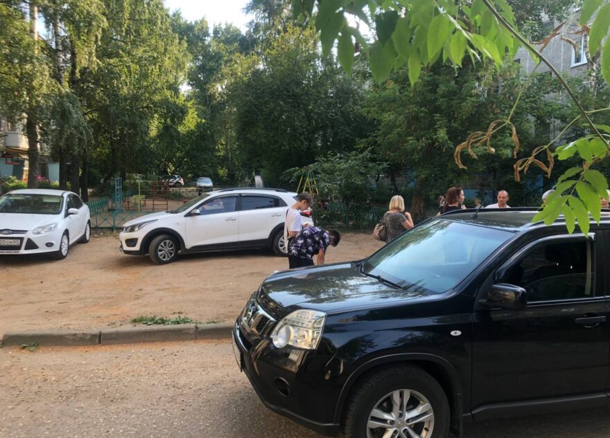 В тверском дворе ребёнок попал под машину