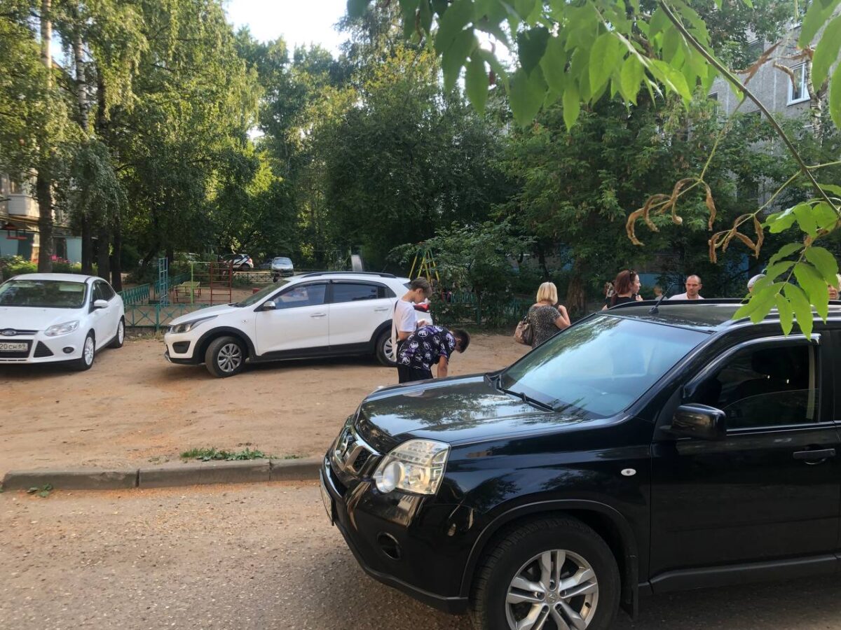 В тверском дворе ребёнок попал под машину