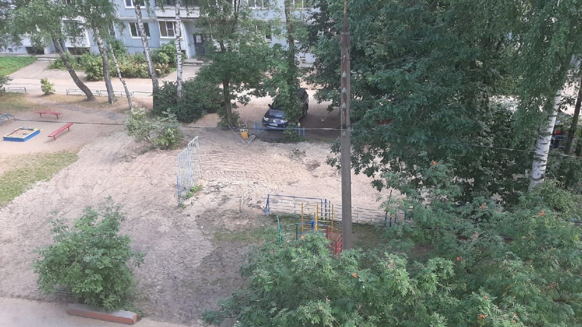 Двор в Твери коммунальщики превратили в болото