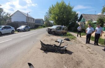В Твери легковушка снесла дорожный знак