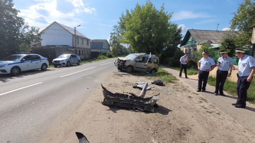 В Твери легковушка снесла дорожный знак
