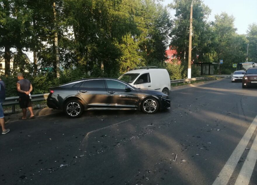 В Твери три автомобиля не поделили Московское шоссе