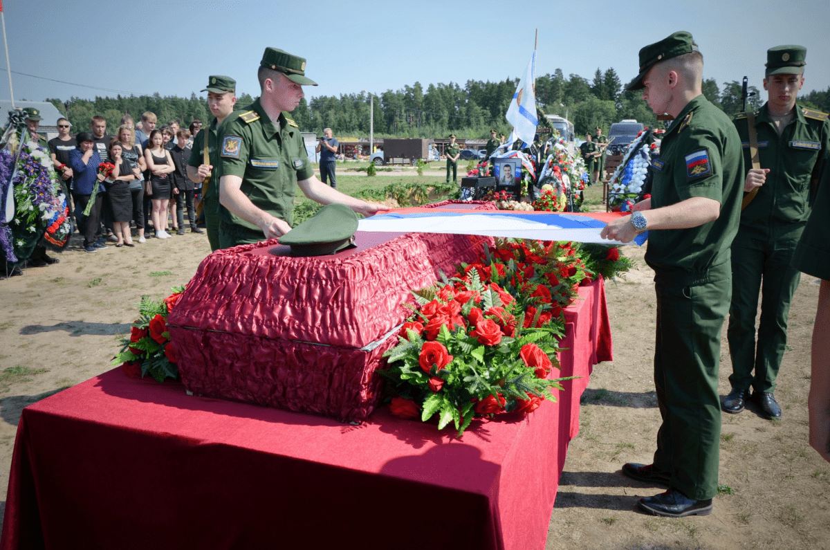 На малой родине в Тверской области простились с младшим сержантом, погибшим на Украине