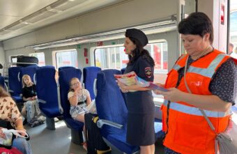 Транспортные полицейские напомнили детям о правилах поведения на железной дороге Транспортные полицейские напомнили детям о правилах поведения на железной дороге