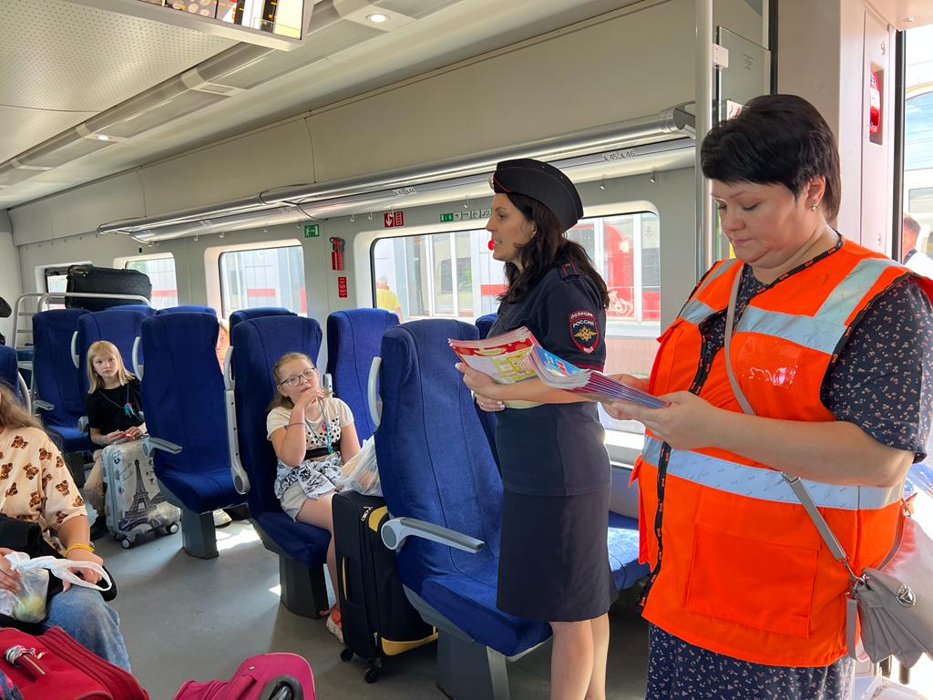 Транспортные полицейские напомнили детям о правилах поведения на железной дороге