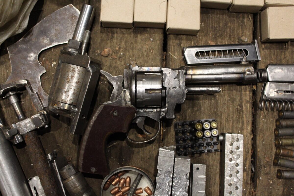 Житель Тверской области изготавливал дома оружие, патроны и взрывчатку