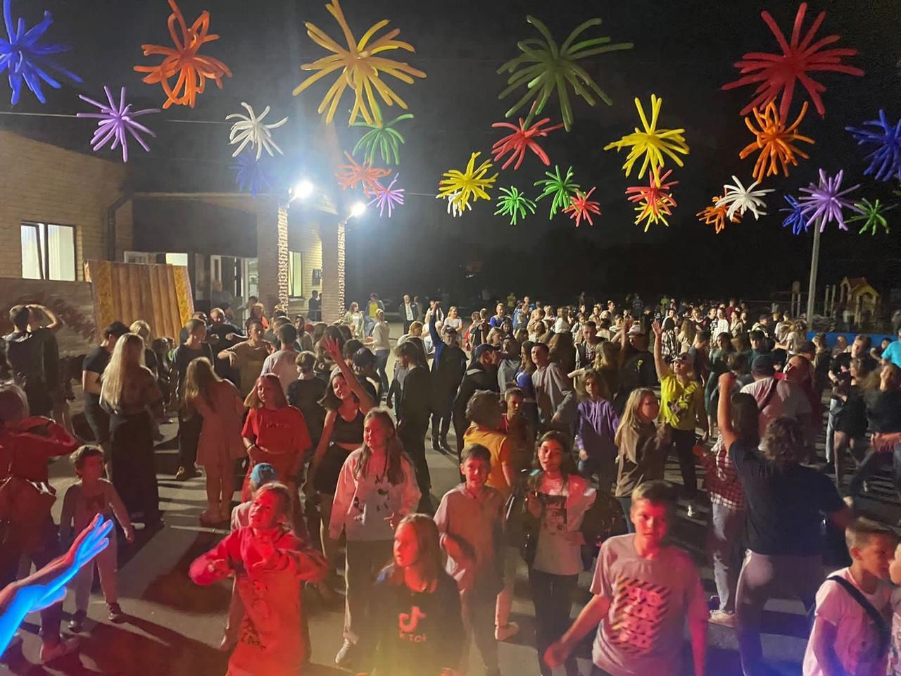 Глава Вышневолоцкого округа поздравила мороженым сельчан