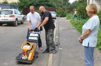 Депутаты помогли решить проблему с ямами в тверском дворе Депутаты помогли решить проблему с ямами в тверском дворе