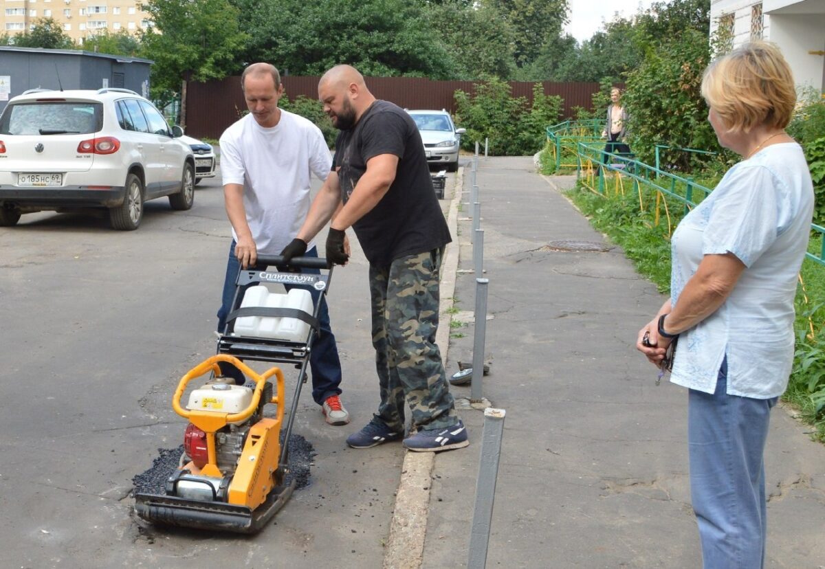 Депутаты помогли решить проблему с ямами в тверском дворе