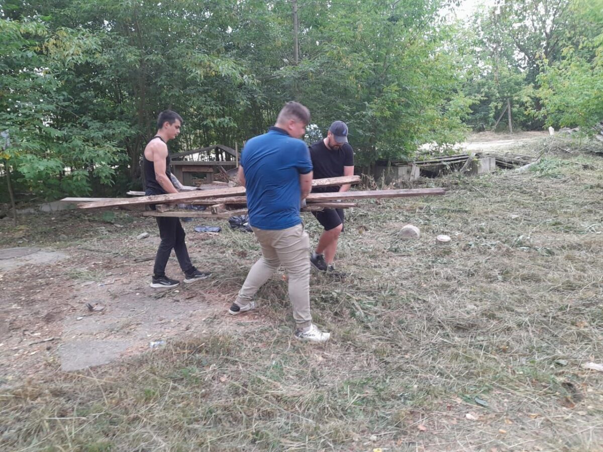 В Твери провели субботник у дома №55 по улице Можайского в «Южном» В Твери провели субботник у дома №55 по улице Можайского в «Южном»