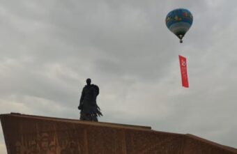 В Тверской области на тепловом аэростате подняли огромное знамя Победы В Тверской области на тепловом аэростате подняли огромное знамя Победы