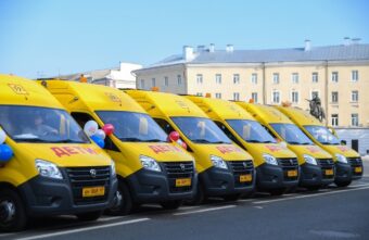 Игорь Руденя вручил ключи от новых школьных автобусов руководителям муниципалитетов Тверской области