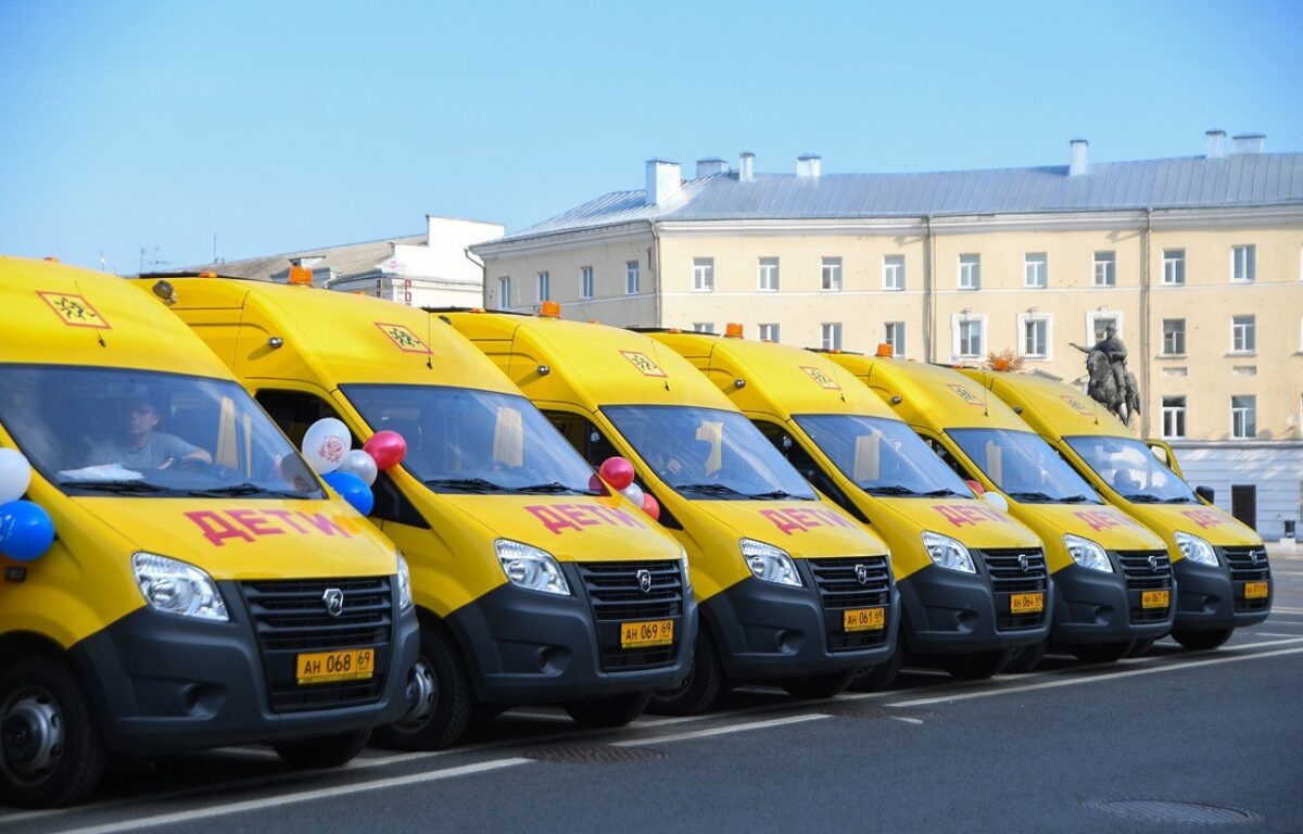 Игорь Руденя вручил ключи от новых школьных автобусов руководителям муниципалитетов Тверской области Игорь Руденя вручил ключи от новых школьных автобусов руководителям муниципалитетов Тверской области