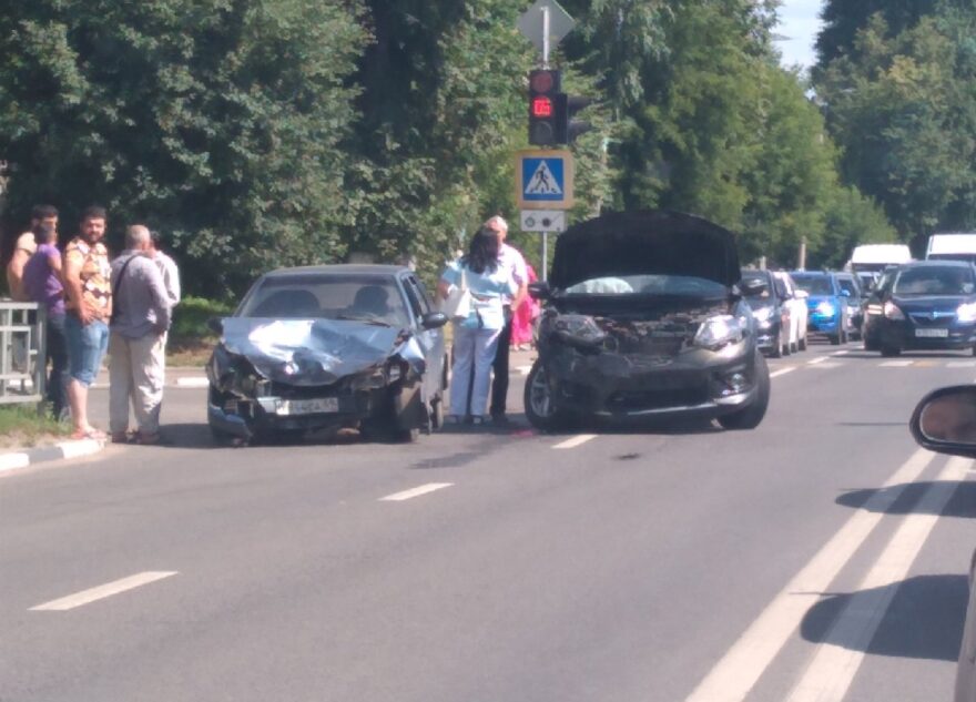 В Твери два автомобиля заняли полосу и перекрыли перекресток после столкновения В Твери два автомобиля заняли полосу и перекрыли перекресток после столкновения
