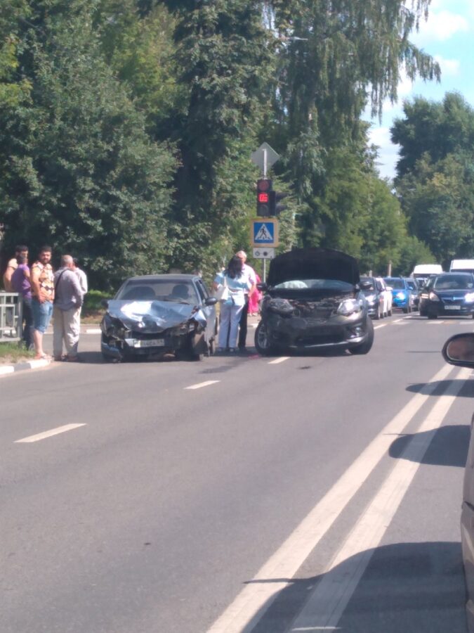В Твери два автомобиля заняли полосу и перекрыли перекресток после столкновения