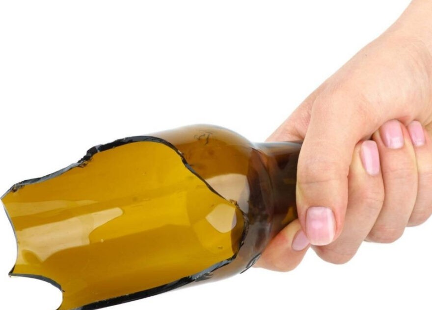 Жительница Тверской области ударила соседку бутылкой по голове в качестве аргумента в споре