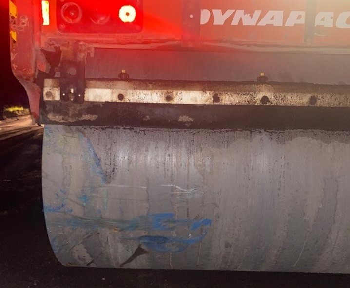 Пассажир мотоцикла скончался после столкновения с дорожным катком в Тверской области