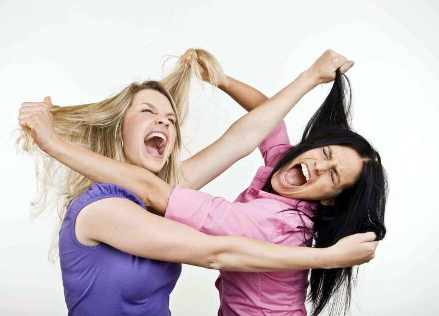 Пьяная мать двоих детей избила кассира в тверском кафе