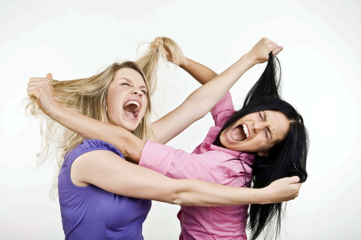 Пьяная мать двоих детей избила кассира в тверском кафе