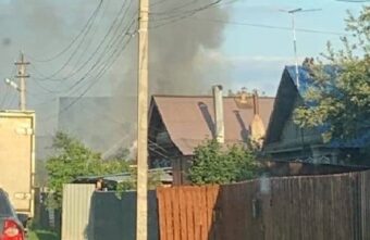 У станции в Тверской области горит дом