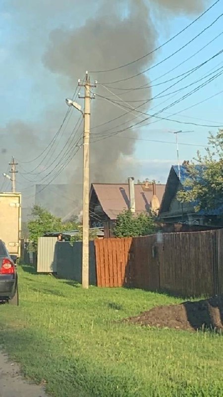 У станции в Тверской области горит дом