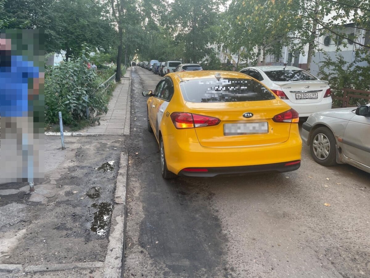 В Твери водитель двигался задним ходом и сбил 72-летнего пешехода