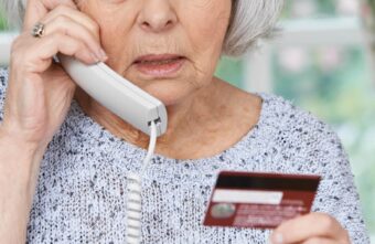 В Тверской области мошенники обманом забрали у 69-летней женщины 600 тысяч рублей В Тверской области мошенники обманом забрали у 69-летней женщины 600 тысяч рублей