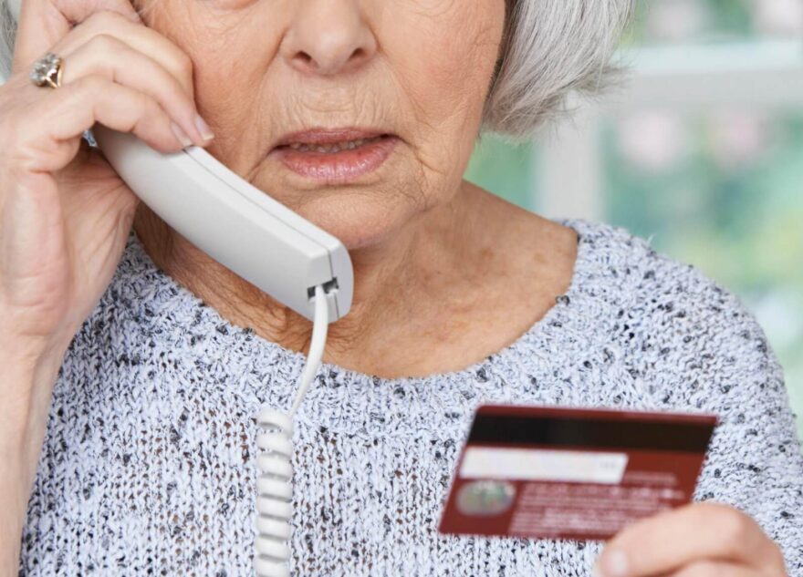 В Тверской области мошенники обманом забрали у 69-летней женщины 600 тысяч рублей В Тверской области мошенники обманом забрали у 69-летней женщины 600 тысяч рублей