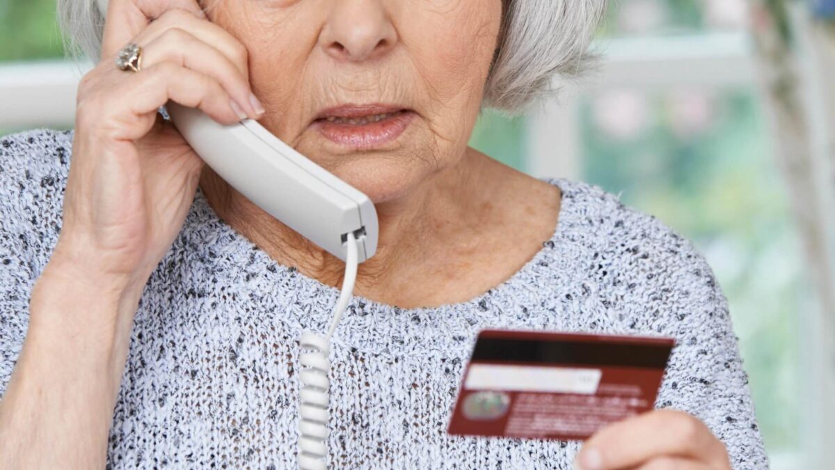 В Тверской области мошенники обманом забрали у 69-летней женщины 600 тысяч рублей В Тверской области мошенники обманом забрали у 69-летней женщины 600 тысяч рублей