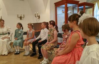 В Твери детей знакомят с правилами дворцового этикета, историей музеев и Дворцового сада
