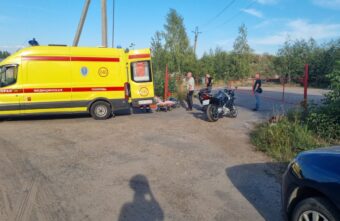 В Твери мотоциклист упал на дорогу