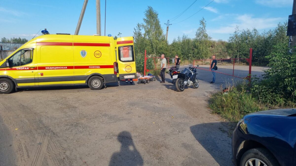 В Твери мотоциклист упал на дорогу