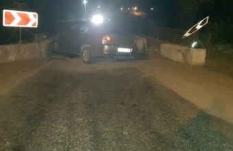 Ночью в Тверской области автомобиль врезался в ограждение