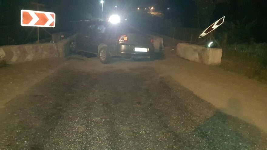 Ночью в Тверской области автомобиль врезался в ограждение