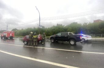 В Твери из-за плохой погоды столкнулись сразу три иномарки В Твери из-за плохой погоды столкнулись сразу три иномарки
