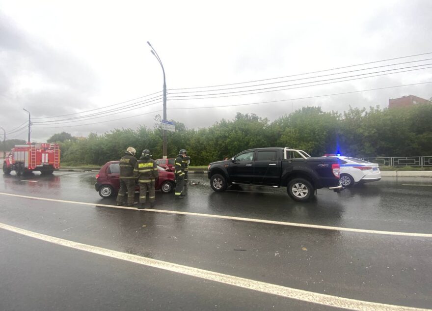 В Твери из-за плохой погоды столкнулись сразу три иномарки