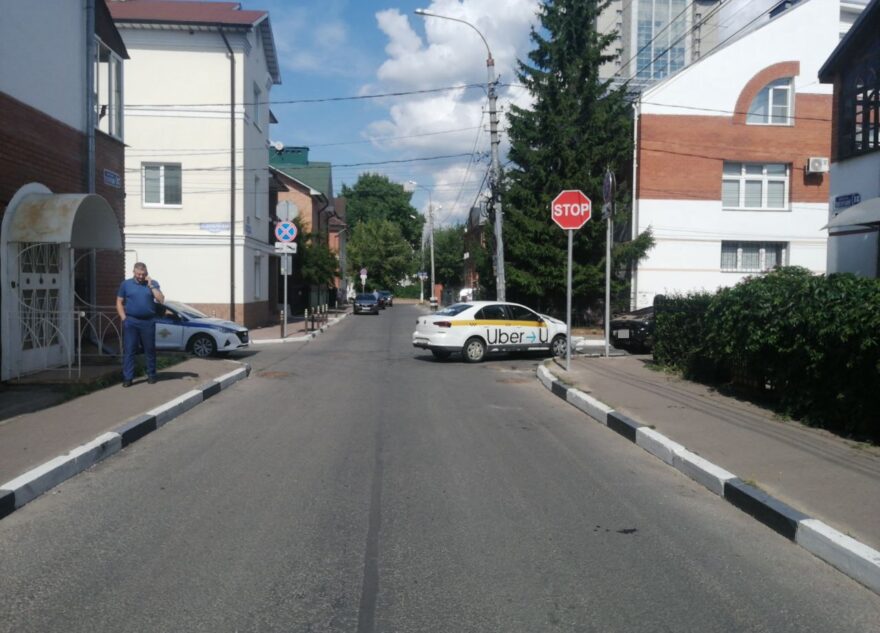 В Твери торопливый таксист травмировал трех своих несовершеннолетних пассажиров В Твери торопливый таксист травмировал трех своих несовершеннолетних пассажиров