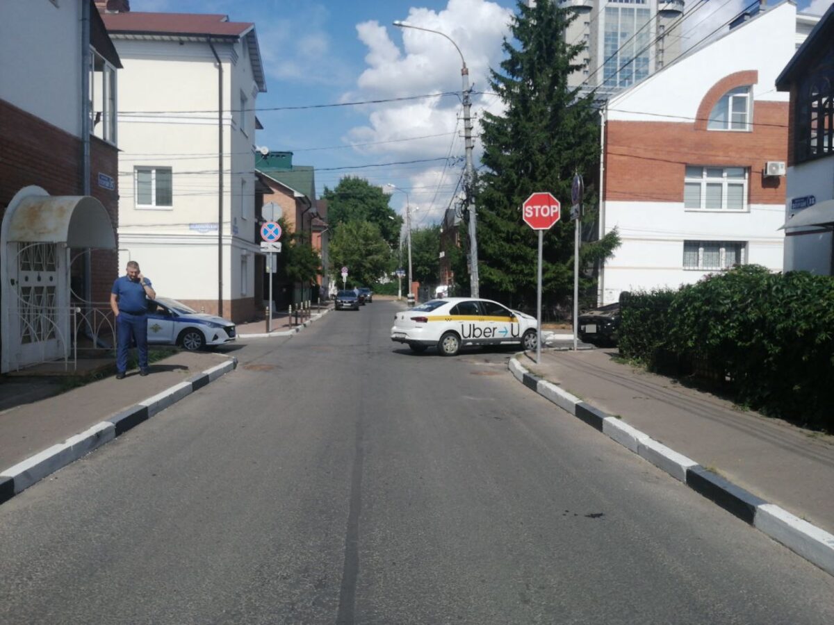 В Твери торопливый таксист травмировал трех своих несовершеннолетних пассажиров