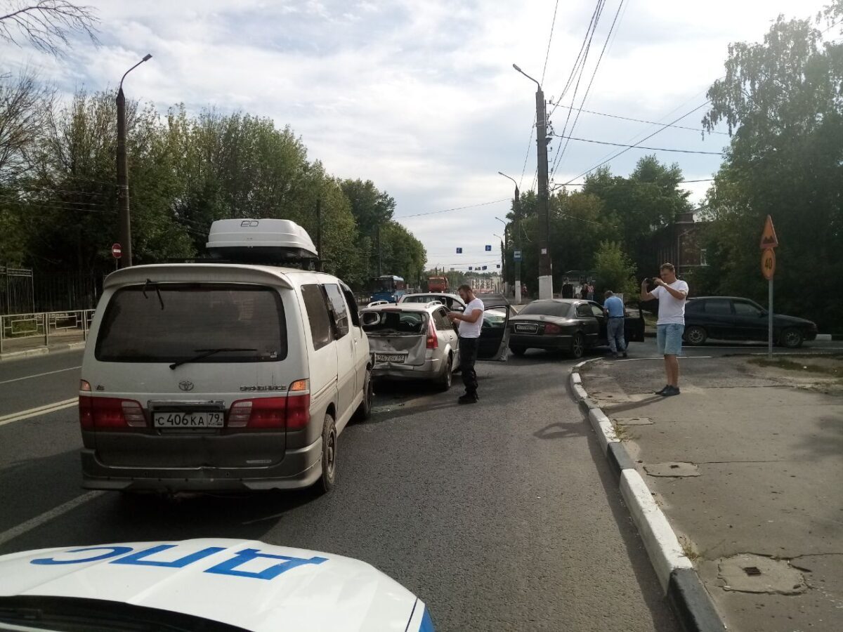 В конце рабочего дня в Твери собрался "паровозик" из трех машин