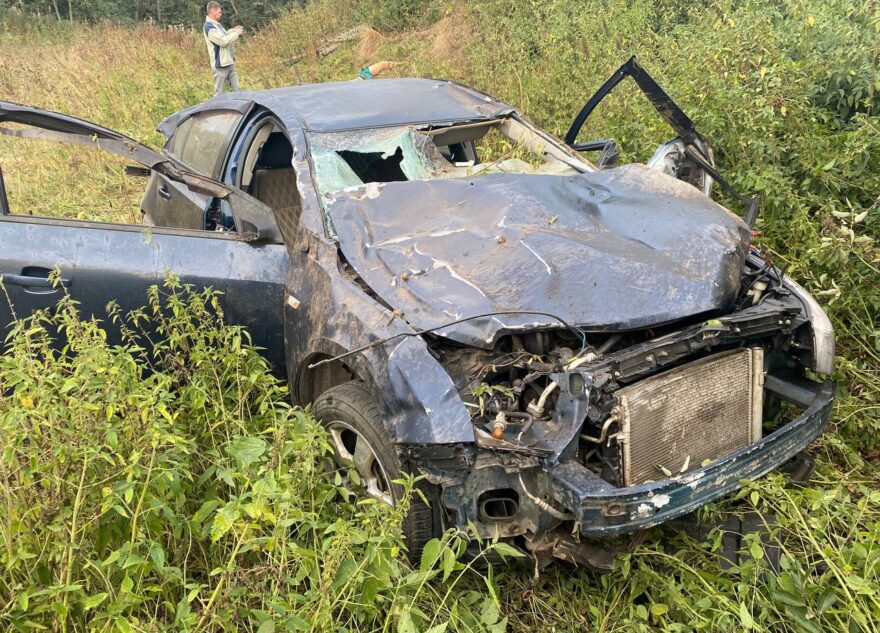 Под Тверью водитель легковушки вылетел из машины и погиб