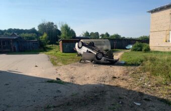 "Киа" перевернулась в Тверской области, есть пострадавший