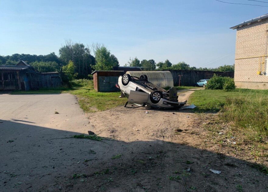 "Киа" перевернулась в Тверской области, есть пострадавший